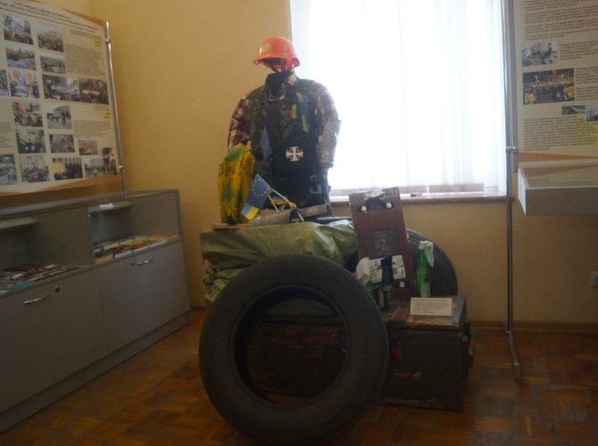 В Мелитополе оккупанты установили в музее экспонат «Укра» и показывают его школьникам 4